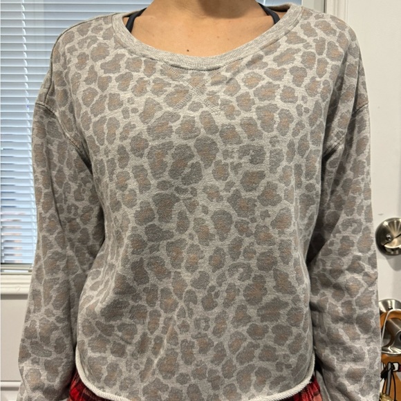 Colsie Cropped Cheeta Print Crewneck Small - Picture 3 of 6